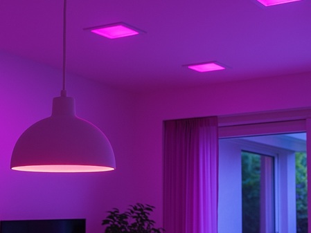 wohnzimmer mit lila led filterfolien