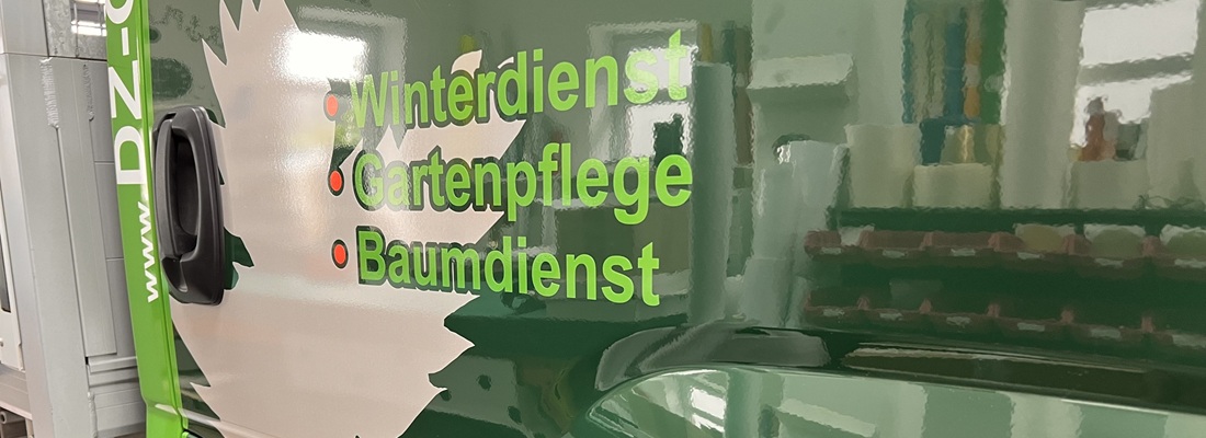hellgrüne folienbuchstaben auf einem fahrzeug geklebt