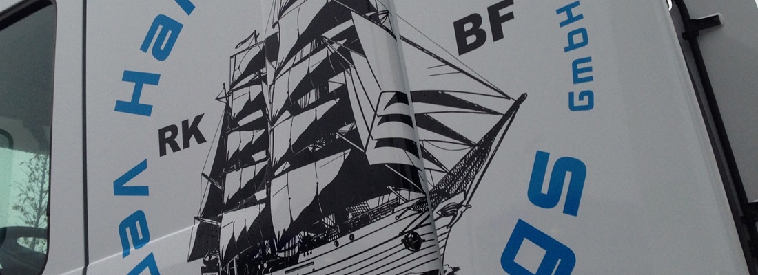 Fahrzeugbeschriftung auf weißem Transporter mit großem Segelschiff-Motiv und blauer Firmenaufschrift – maritime Fahrzeugwerbung für Hamburg, Bergedorf, Geesthacht, Reinbek, Glinde, Wentorf und Lauenburg
