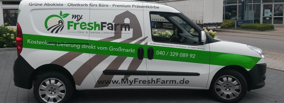 Werbefahrzeug von My FreshFarm in Hamburg mit grüner Fahrzeugbeschriftung – Obst- und Gemüse Lieferdienst, kostenlose Lieferung direkt vom Großmarkt für Bergedorf, Reinbek, Glinde, Geesthacht, Lauenburg und Wentorf.