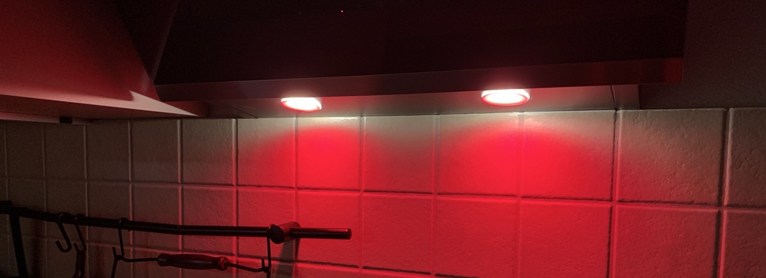 LED-Spot mit roter Filterfolie – Lichtfarbe individuell anpassen mit LED-Filterfolien von Folien Fischer Hamburg