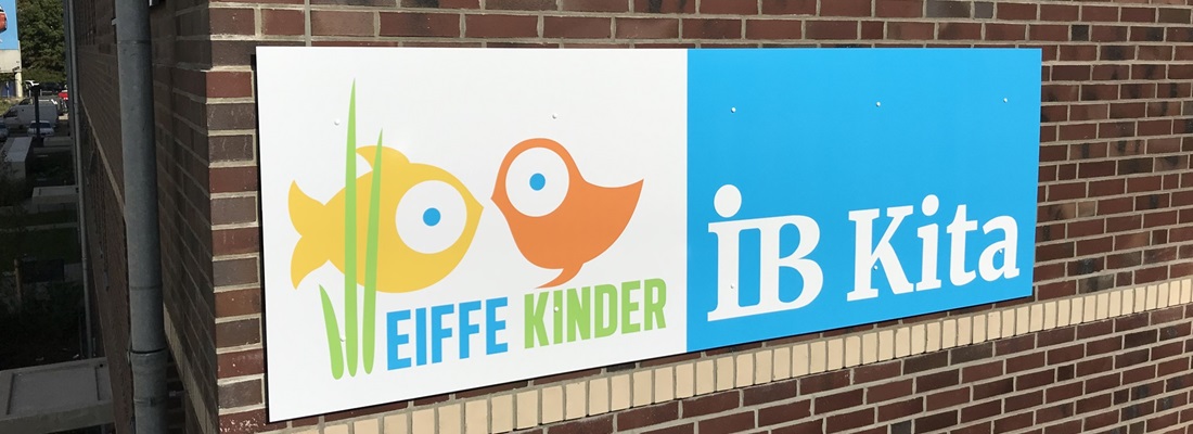 kita schild mit digitaldrck auf einem aluverbund schild