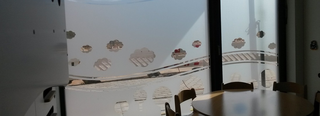 Milchglasfolie mit Wolken-Ausschnitten und Wellenmotiv als Sichtschutz in einer Kita – dekorative Fensterfolie von Folien Fischer Hamburg, Bergedorf, Reinbek, Glinde, Wentorf und Lauenburg