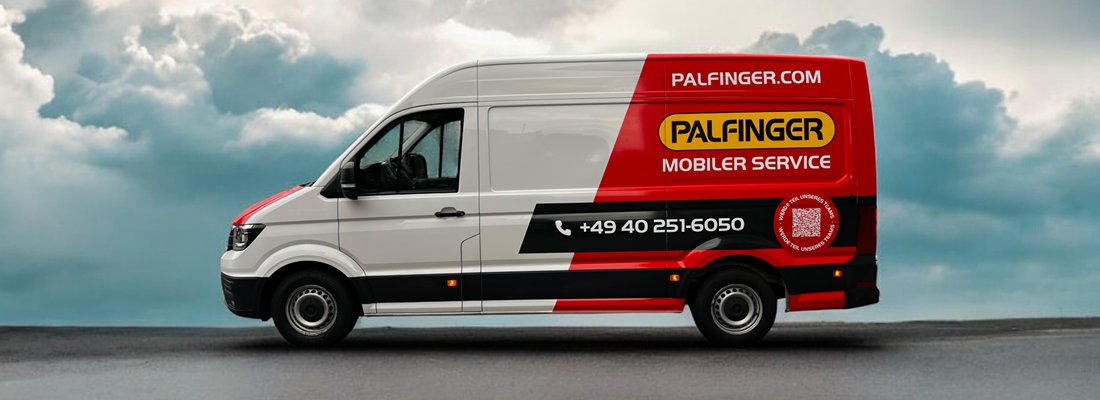 Großer weißer Kastenwagen mit auffälliger roter und schwarzer Fahrzeugbeschriftung des Unternehmens „Palfinger Mobiler Service“. Auf der Seite stehen die Website „palfinger.com“, das Palfinger-Logo, die Aufschrift „Mobiler Service“ sowie die Telefonnummer „+49 40 251-6050“. Ein QR-Code ist ebenfalls sichtbar. Der Wagen steht auf einer Straße vor bewölktem Himmel.