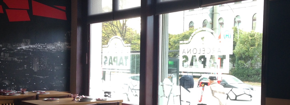 Schaufensterbeklebung mit Logo Barcelona Tapas als Sichtschutz und Werbung – Folien Fischer Hamburg, Bergedorf, Wentorf, Reinbek, Glinde und Geesthacht
