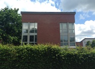 reihenhaus mit sonnenschutzfolien beklebt