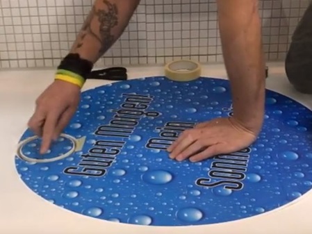 antirutschfolie in einer dusche verklebt mit digitaldruck