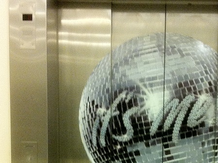einen digitaldruck auf einem fahrstuhl geklebt