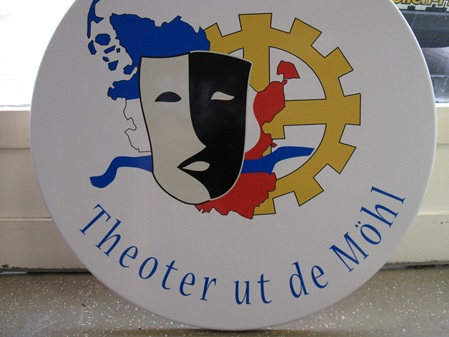 ein runder bistrotisch mit einem bunten logo beklebt